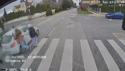 Hajsz&aacute;l h&iacute;j&aacute;n gyerekeket g&aacute;zolt egy aut&oacute;s Veszpr&eacute;mben - VIDE&Oacute;