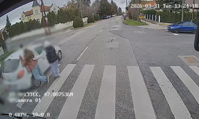 Hajsz&aacute;l h&iacute;j&aacute;n gyerekeket g&aacute;zolt egy aut&oacute;s Veszpr&eacute;mben - VIDE&Oacute;