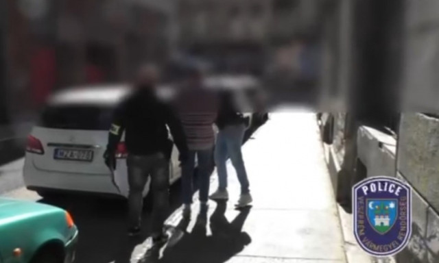 &Aacute;brah&aacute;mhegyen gar&aacute;zd&aacute;kodott egy budapesti f&eacute;rfi - V&eacute;gigkarcolta egy kocsi oldal&aacute;t, majd egy polg&aacute;rőraut&oacute;t is megrong&aacute;lt