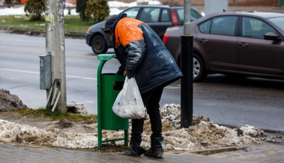 T&ouml;bb t&iacute;zezres b&uuml;ntet&eacute;st kaphat, aki a kuk&aacute;b&oacute;l gyűjti a visszav&aacute;lthat&oacute;s palackokat