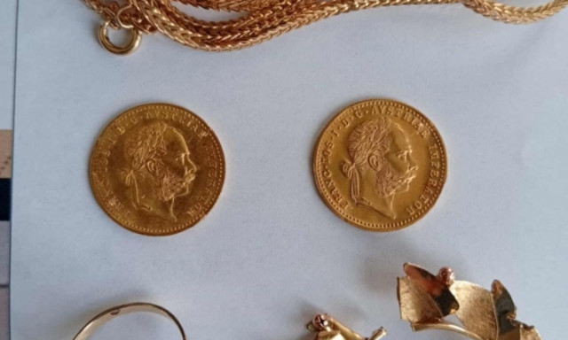 Az idős veszpr&eacute;mi n&eacute;ni az ablakon adta ki &eacute;kszereit az unok&aacute;z&oacute;s csal&oacute;nak