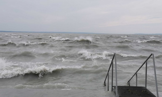 Megbillent a Balcsi &ndash; Hatalmas sz&eacute;lvihar hordta ki a viz&eacute;t
