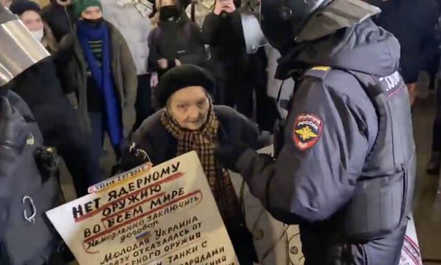 Leningr&aacute;d ostrom&aacute;t is t&uacute;l&eacute;lt 77 &eacute;ves h&ouml;lgy t&uuml;ntetőt tart&oacute;ztattak le Szentp&eacute;terv&aacute;ron - VIDE&Oacute;