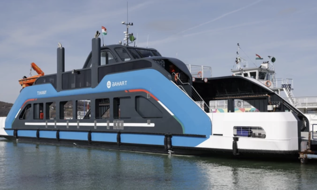 Baleset a balatoni szuperkompon, kik&ouml;t&eacute;s k&ouml;zben t&ouml;rt&eacute;nt az eset