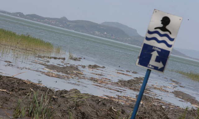 Iszapkotr&aacute;s a Balatonon: 50 ezer k&ouml;bm&eacute;ter &uuml;led&eacute;ket t&aacute;vol&iacute;tanak el a Si&oacute;foki-&ouml;b&ouml;lből