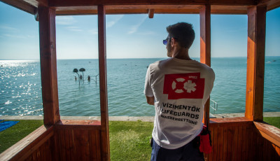 V&iacute;zimentő mentette meg egy idős f&eacute;rfi &eacute;let&eacute;t a strandon