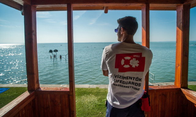 V&iacute;zimentő mentette meg egy idős f&eacute;rfi &eacute;let&eacute;t a strandon