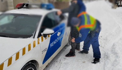 H&oacute;lap&aacute;ttal pr&oacute;b&aacute;lta rendezni a n&eacute;zetelt&eacute;r&eacute;st egy f&eacute;rfi a Balatonon