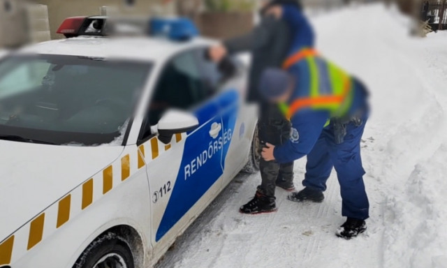 H&oacute;lap&aacute;ttal pr&oacute;b&aacute;lta rendezni a n&eacute;zetelt&eacute;r&eacute;st egy f&eacute;rfi a Balatonon