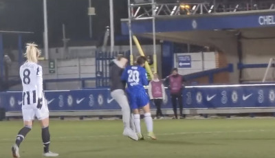 Ezt aztán helyretette! A Chelsea női focistája öklelte fel a pályára rohanó srácot - VIDEÓ