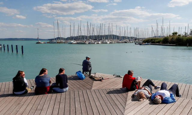 L&aacute;togat&oacute;i cs&uacute;csra sz&aacute;m&iacute;tanak a Balatonon h&uacute;sv&eacute;tkor, f&eacute;lnek kimenni a parkokba a helyiek