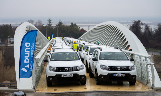J&oacute;l vizsg&aacute;zott a pr&oacute;baterhel&eacute;sen - Aut&oacute;kkal &eacute;s gyalogosokkal tesztelt&eacute;k az M7-es &uacute;j h&iacute;dj&aacute;t