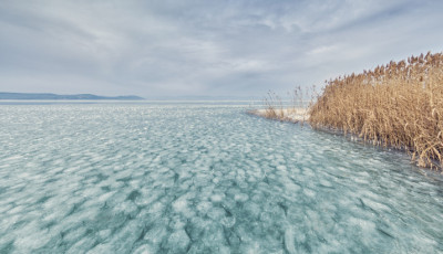 Befagy a Balaton, de a j&eacute;g sportol&aacute;sra m&eacute;g nem lesz alkalmas