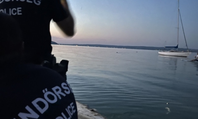 Vas&aacute;rnap hajnalban kimentettek egy 14 &eacute;ves l&aacute;nyt a Balatonb&oacute;l