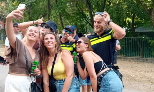 Nagyon n&eacute;pszerűek voltak a holland rendőr&ouml;k a Sziget Fesztiv&aacute;lon