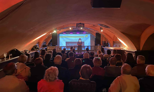 Telth&aacute;z a veszpr&eacute;mi v&aacute;laszt&aacute;si f&oacute;rumon