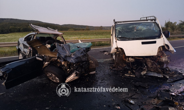 Egy furgon &eacute;s egy szem&eacute;lyaut&oacute; &uuml;tk&ouml;z&ouml;tt V&aacute;roslőd t&eacute;rs&eacute;g&eacute;ben
