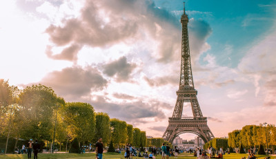 Mi&eacute;rt nő meg az Eiffel-torony a ny&aacute;ri hős&eacute;gben?