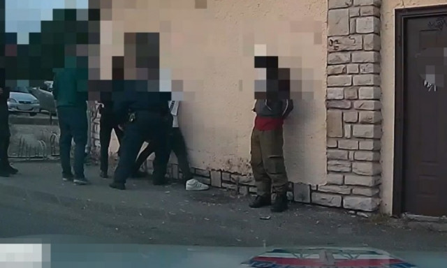 F&ouml;ld&ouml;n fekvő f&eacute;rfiakat b&aacute;ntalmazott a p&eacute;tf&uuml;rdői fiatalember