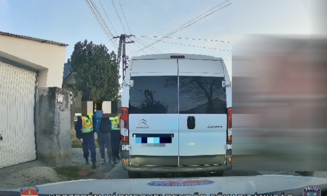 Rendőrs&eacute;gi fog&oacute;cska Tapolc&aacute;n - Sajnos a kapu nem műk&ouml;d&ouml;tt h&aacute;zk&eacute;nt, &iacute;gy elkapt&aacute;k az ittas sofőrt