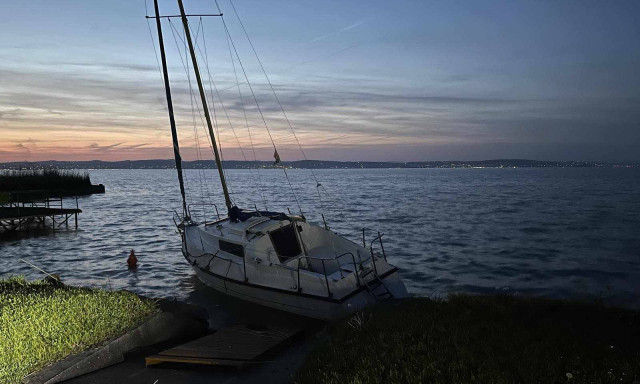 Elszabadult egy vitorl&aacute;s - Balatonalm&aacute;dib&oacute;l  Balatonsz&eacute;plakra keveredett