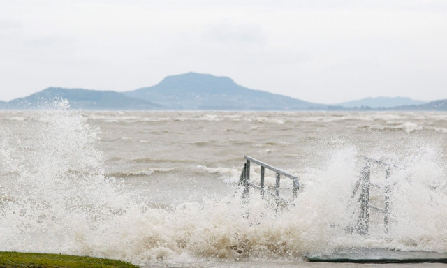 H&eacute;tfőn megbillent a Balaton v&iacute;zt&uuml;kre a hatalmas sz&eacute;ll&ouml;k&eacute;sek miatt