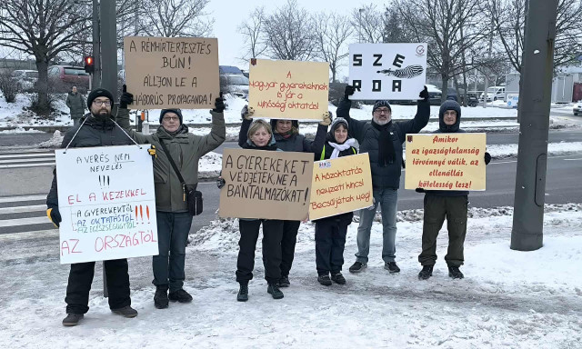&ldquo;&Aacute;lljon le a h&aacute;bor&uacute;s propaganda&rdquo; - &uuml;zent&eacute;k Veszpr&eacute;mben a zebraszerd&aacute;n