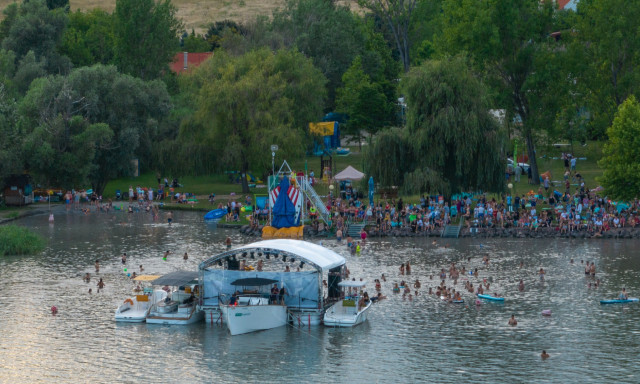 Balatonf&uuml;reden k&ouml;t ki p&eacute;nteken a BalatONkoncert sz&iacute;npadhaj&oacute;ja