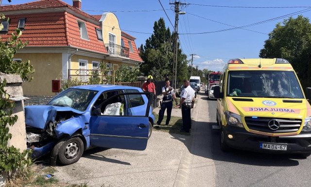 Ker&iacute;t&eacute;snek rohant egy szem&eacute;lykocsi Balatonf&uuml;reden