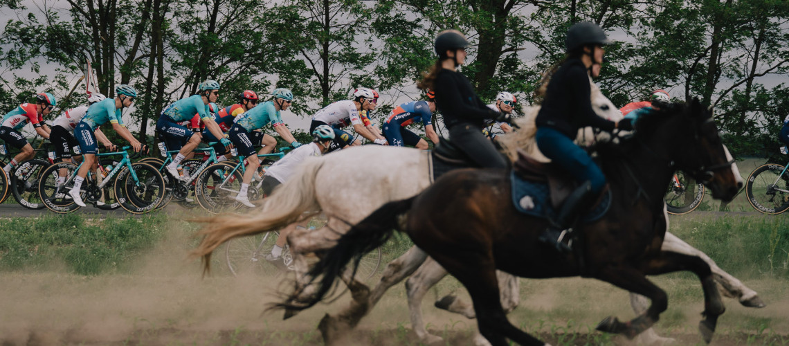 Lovas bety&aacute;rok &eacute;s traktorok fűszerezt&eacute;k az idei Tour de Hongrie ker&eacute;kp&aacute;rversenyt