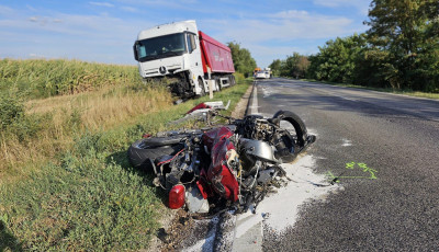 Hal&aacute;los motorbaleset - Kamionba hajtott egy motoros a 81-esen