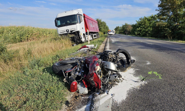 Hal&aacute;los motorbaleset - Kamionba hajtott egy motoros a 81-esen