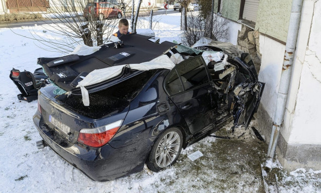 Falnak csap&oacute;dott egy aut&oacute; Balatonalm&aacute;diban, a sofőr nem &eacute;lte t&uacute;l az &uuml;tk&ouml;z&eacute;st