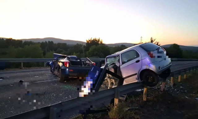 Front&aacute;lis karambol t&ouml;rt&eacute;nt a 82-es fő&uacute;ton, az egyik sofőr &eacute;let&eacute;t vesztette