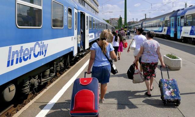 72 &eacute;ves nő fej&eacute;re esett a l&aacute;mpa a Győrből Szombathelyre tart&oacute; Savaria InterCity-n