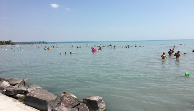 Balatonalm&aacute;diban val&oacute;sulhat meg az első homokos balatoni strand
