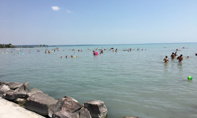 Balatonalm&aacute;diban val&oacute;sulhat meg az első homokos balatoni strand