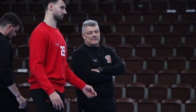 Xavi Pascual: &ldquo;Sz&aacute;zsz&aacute;zal&eacute;kosan felk&eacute;sz&uuml;l&uuml;nk a rajtra&rdquo;