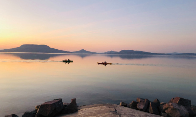 Egyre jobban alg&aacute;sodik a Balaton