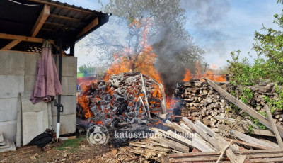 Tűzifa gyulladt meg Homokb&ouml;d&ouml;g&eacute;n