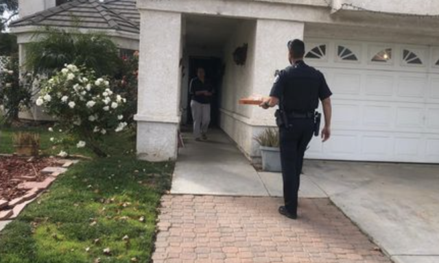 Rendőr&ouml;k vitt&eacute;k h&aacute;zhoz a pizz&aacute;t, miut&aacute;n lekapcsolt&aacute;k a pizzafut&aacute;rt