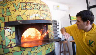 A Veszpr&eacute;miek kedvenc pizz&aacute;ja tov&aacute;bb&aacute;ll - B&uacute;cs&uacute;zik a Veszpr&eacute;mium