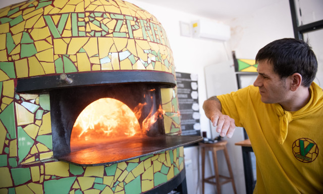 A Veszpr&eacute;miek kedvenc pizz&aacute;ja tov&aacute;bb&aacute;ll - B&uacute;cs&uacute;zik a Veszpr&eacute;mium