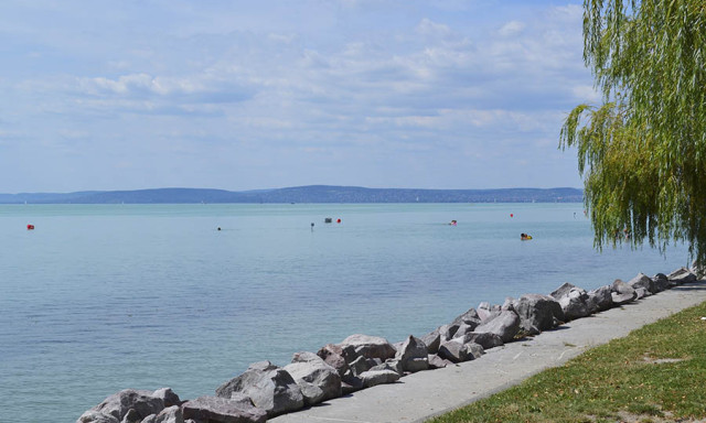 Melyik a legdr&aacute;g&aacute;bb &eacute;s melyik a legolcs&oacute;bb balatoni strand? Mutatjuk!