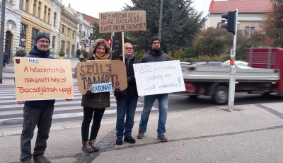 Ez&uacute;ttal a Hangvilla előtt &aacute;lltak ki egy jobb oktat&aacute;s&eacute;rt a zebraszerd&aacute;z&oacute;k