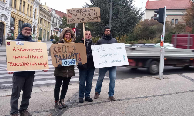 Ez&uacute;ttal a Hangvilla előtt &aacute;lltak ki egy jobb oktat&aacute;s&eacute;rt a zebraszerd&aacute;z&oacute;k