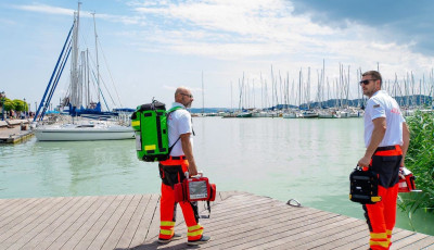 A sek&eacute;ly Balatonba ugrott fejest egy f&eacute;rfi, mentőhelikopterrel sz&aacute;ll&iacute;tott&aacute;k k&oacute;rh&aacute;zba