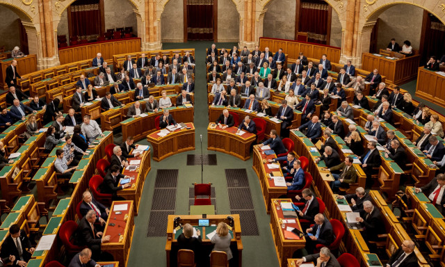 H&aacute;romhavi &bdquo;b&uacute;cs&uacute;p&eacute;nzt&rdquo; kapnak a lek&ouml;sz&ouml;nő orsz&aacute;ggyűl&eacute;si k&eacute;pviselők
