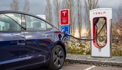 M&aacute;rcius 9-től fizetős lesz a Tesla-s Superchargerek haszn&aacute;lata Magyarorsz&aacute;gon