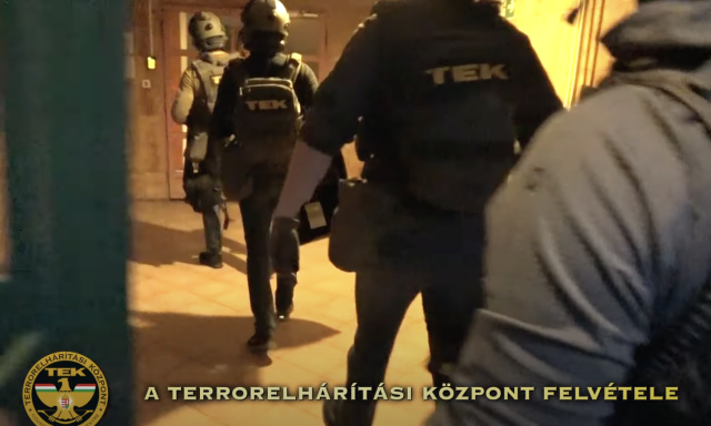 Kifosztottak egy idős n&eacute;nit R&eacute;vf&uuml;l&ouml;p&ouml;n - TEK-esek fogt&aacute;k el őket - VIDE&Oacute;